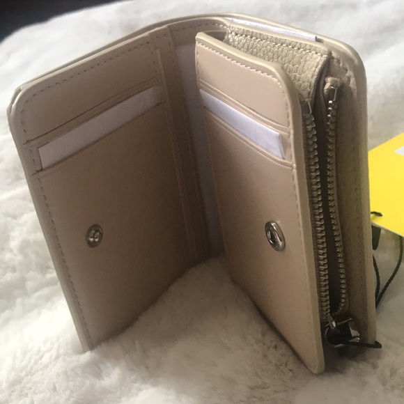 Authentic Marc Jacobs
Mini Compact Wallet - Picture 11 of 12